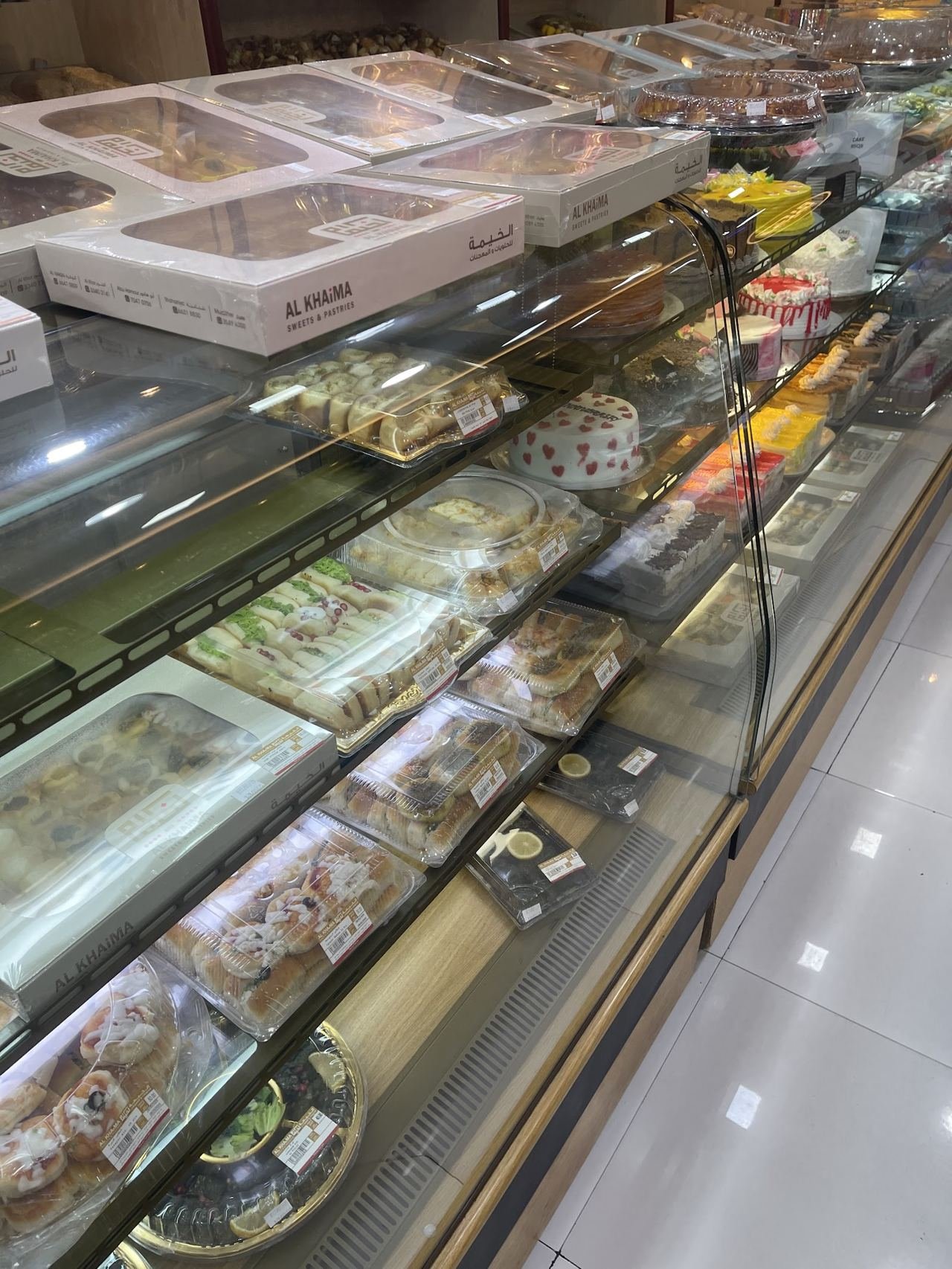 تشكيلة الحلويات في فاترينة الخيمة | Al Khaima's display case